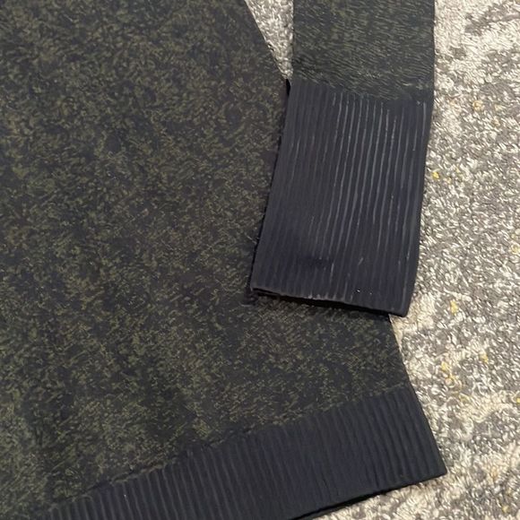 Lululemon Restless 1/4 zip black/army green pull over size 4 - Picture 2 of 11